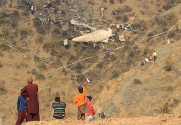 Moradores paquistaneses no local de queda de avião, aldeia de Saddha Batolni, Paquistão - Sputnik Brasil