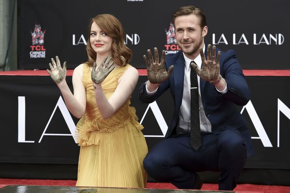 Atores de Hollywood, Emma Stone e Ryan Gosling, deixam marcas das palmas na Calçada da Fama em Los Angeles - Sputnik Brasil