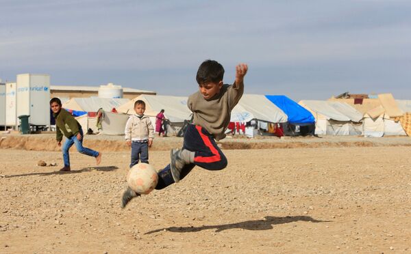 Meninos jogam bola em campo de refugiados no Iraque - Sputnik Brasil
