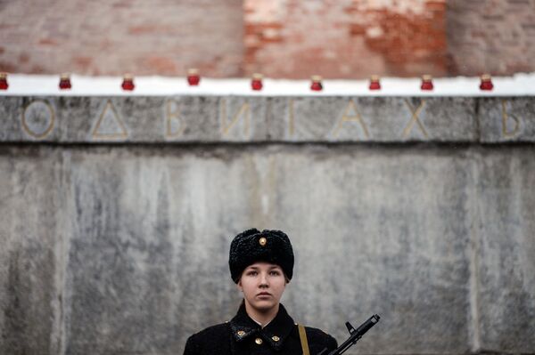 Guarda de honra junto ao memorial de Chama Eterna na cidade russa de Veliky Novgorod - Sputnik Brasil