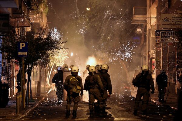 Destacamento de polícia antimotim grega durante confrontos em Atenas - Sputnik Brasil