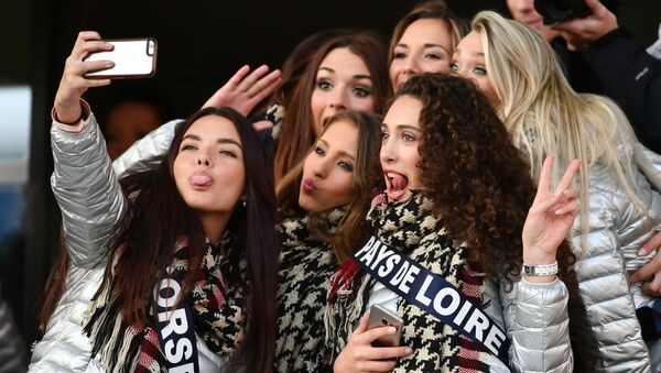 Participantes do concurso Miss França 2017 tiram selfie de grupo em Montpellier - Sputnik Brasil