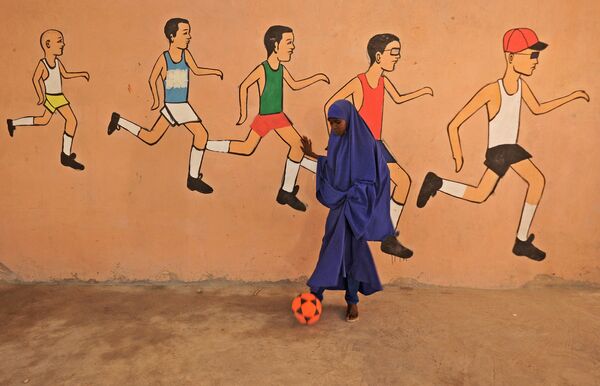 Menina com bola em escola de Mogadíscio, Somália - Sputnik Brasil