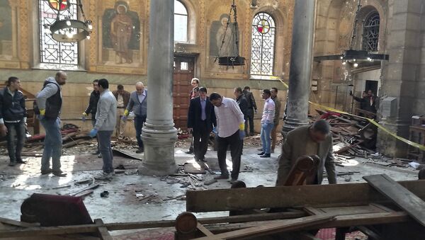 Egyptian security forces examine the scene inside St. Mark Cathedral in central Cairo, following a bombing, Sunday, Dec. 11, 2016 - Sputnik Brasil