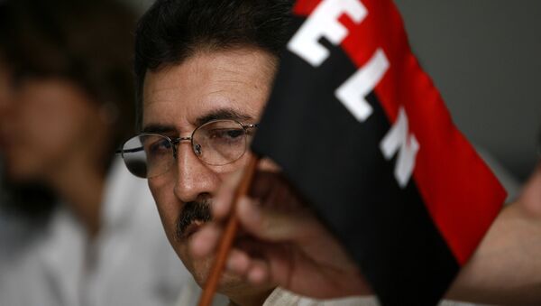 Antonio Garcia, leader of the National Liberation Army (ELN),looks at his rebel group's flag during a press conference at the Palco hotel in Havana - Sputnik Brasil