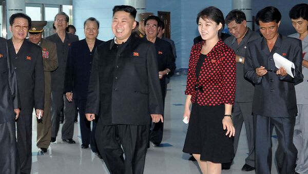 Líder norte-coreano, Kim Jong-un, e sua esposa, Ri Sol-ju, em um evento público em 26 de julho de 2012 - Sputnik Brasil