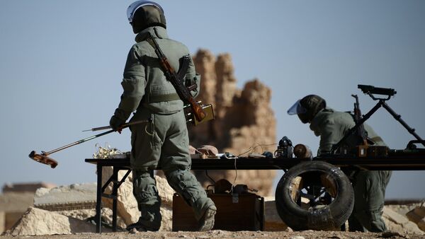 Instrutores russos ensinam soldados sírios a trabalhar com busca de explosivos (foto de arquivo) - Sputnik Brasil