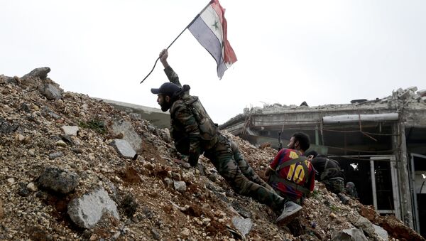 Soldado do exército sírio hasteia a bandeira nacional do seu país durante uma batalha com jihadistas em Aleppo, Síria - Sputnik Brasil
