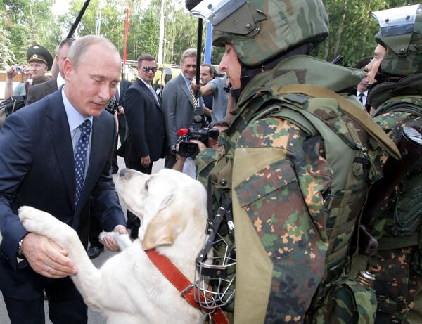 Vladimir Putin, enquanto primeiro-ministro russo, durante a visita a uma divisão especial das tropas do Ministério do Interior russo na cidade Balashikha (arredores de Moscou) - Sputnik Brasil