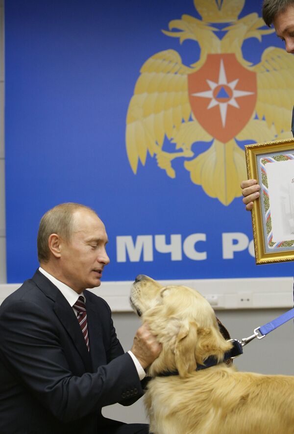 O chefe do governo russo Vladimir Putin no Centro nacional de gestão de crises do Ministério das Situações de Emergência da Rússia - Sputnik Brasil