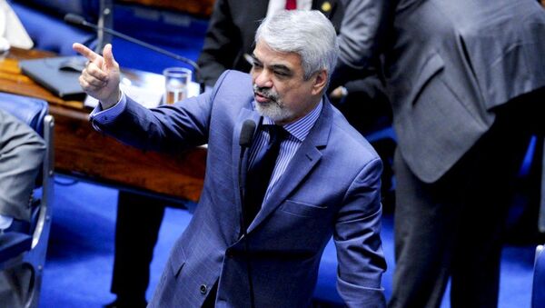 Senador Humberto Costa, líder do PT na Casa, criticando a PEC 55 durante a sessão de votação nesta terça (13) - Sputnik Brasil
