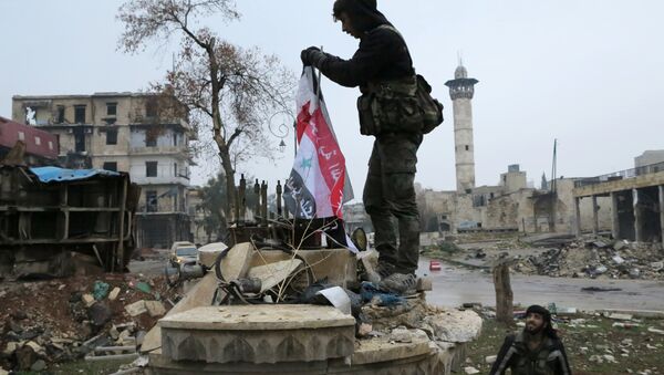 Soldados sírios colocam bandeira nacional em um local em uma zona de Aleppo libertada, em 13 de dezembro de 2016 - Sputnik Brasil