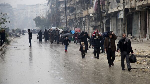 Civis sírios deixam zonas controlados por extremistas, Aleppo, 13 de dezembro - Sputnik Brasil