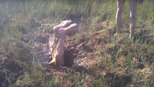 Três jovens russos desaparecem dentro de buraco no pântano - Sputnik Brasil