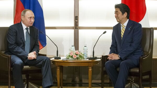 Reunião entre o presidente russo Vladimir Putin e o primeiro-ministro japonês Shinzo Abe em Nagato, Japão, 15 de dezembro de 2016 - Sputnik Brasil