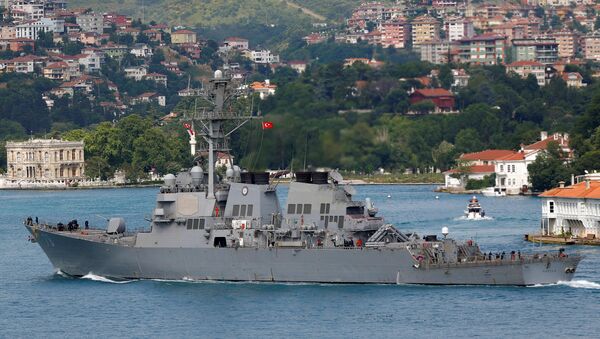Destróier USS Porter da marinha dos EUA entra no mar Negro pelo estreito de Bósforo em Istambul - Sputnik Brasil