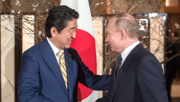 O presidente russo Vladimir Putin e o primeiro-ministro japonês Shinzo Abe, durante uma reunião em Nagato, Prefeitura de Yamaguchi, 15 de dezembro de 2016 - Sputnik Brasil