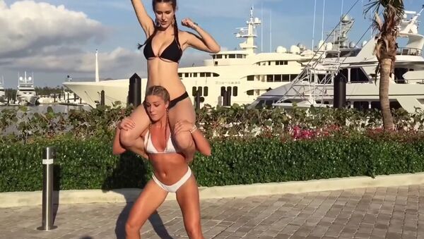 Swedish fitness model Katarina Konow SQUATTING her swimsuit model sister on her back - Sputnik Brasil