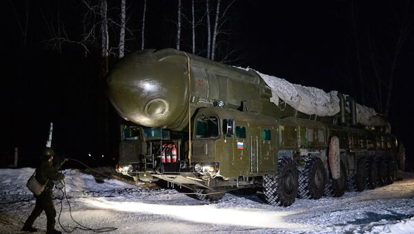 Míssil balístico intercontinental (ICBM) Topol da unidade de mísseis de Novossibirsk durante treinamentos - Sputnik Brasil