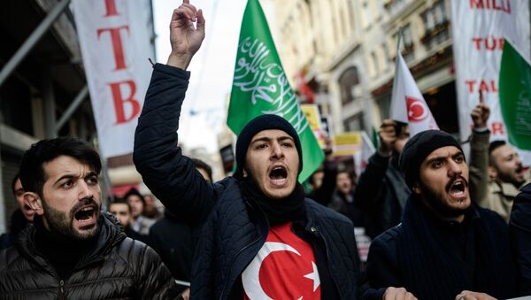 Manifestantes durante o protesto contra ações russas e sírias em Aleppo perante o consulado russo em Istambul, Turquia, 4 de dezembro de 2016 - Sputnik Brasil