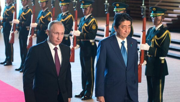 Vladimir Putin e Shinzo Abe durante a parte oficial do seu encontro em Tóquio, em 16 de dezembro de 2016 - Sputnik Brasil
