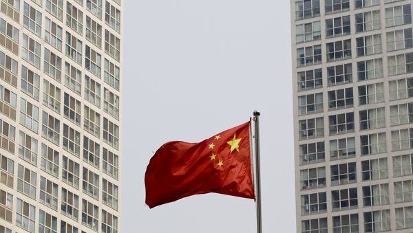 Uma bandeira nacional chinesa vibra no vento entre um complexo residential de grande altura e do escritório em Pequim,  China (foto de arquivo) - Sputnik Brasil