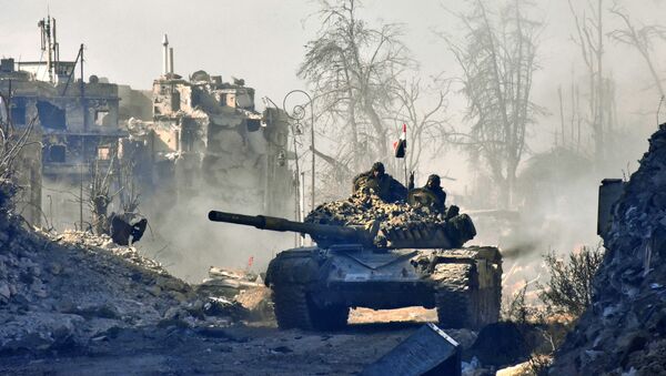 Forças pró-governo da Síria manobraram um tanque na área recém-reconquistada de Sahat al-Melh e Qasr al-Adly na Cidade Velha de Aleppo, em 8 de dezembro de 2016. - Sputnik Brasil