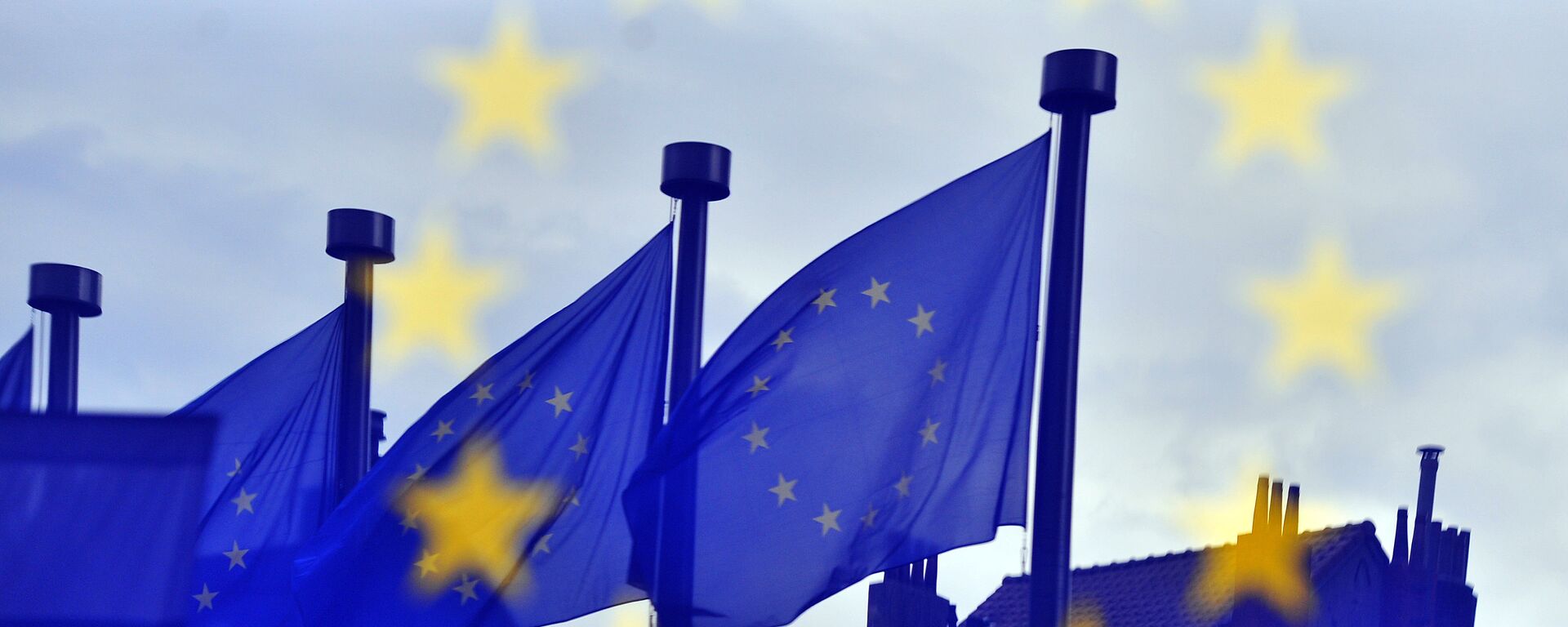 Bandeiras da União Europeia refletidas na entrada do Edifício Berlaymont, sede da Comissão Europeia, em Bruxelas - Sputnik Brasil, 1920, 30.05.2022