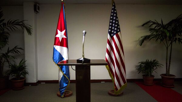Bandeiras nacionais de Cuba e EUA - Sputnik Brasil