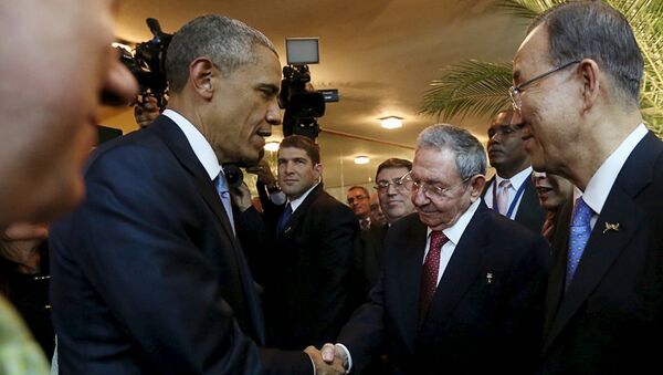 Presidente dos EUA Barack Obama e o líder cubano Raúl Castro apertam as mãos na abertura da Cúpula das Américas no Panamá - Sputnik Brasil