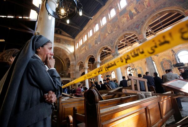 Freira chora vendo as consequências da explosão na catedral copta no Cairo, Egito - Sputnik Brasil