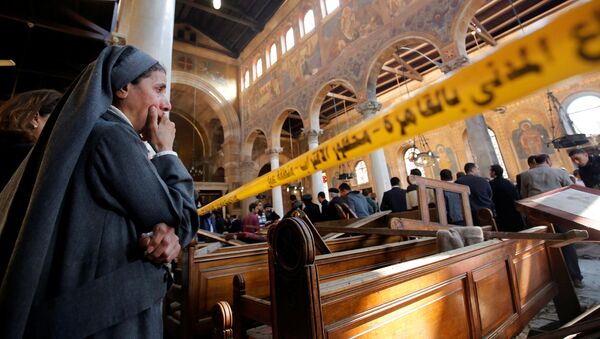 Freira chora vendo as consequências da explosão na catedral copta no Cairo, Egito - Sputnik Brasil