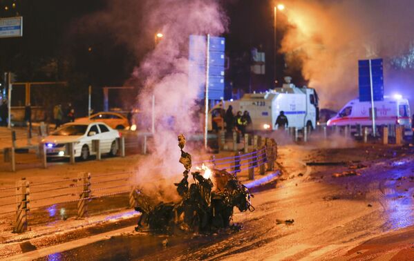 Polícia e ambulância no local da explosão em Istambul - Sputnik Brasil