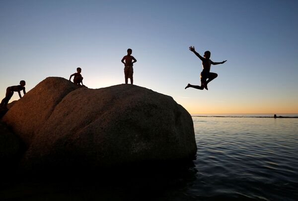 Crianças saltam de uma rocha na Cidade do Cabo, na África do Sul - Sputnik Brasil
