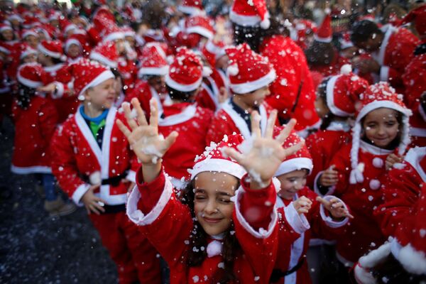 Crianças vestidas de Papai Noel durante a parada tradicional de caridade em Lisboa - Sputnik Brasil