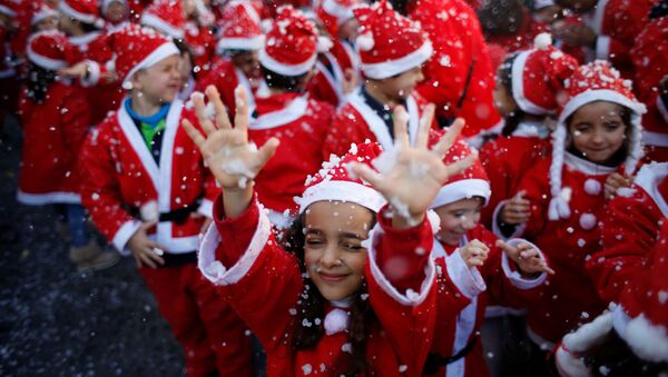 Crianças vestidas de Papai Noel durante a parada tradicional de caridade em Lisboa - Sputnik Brasil