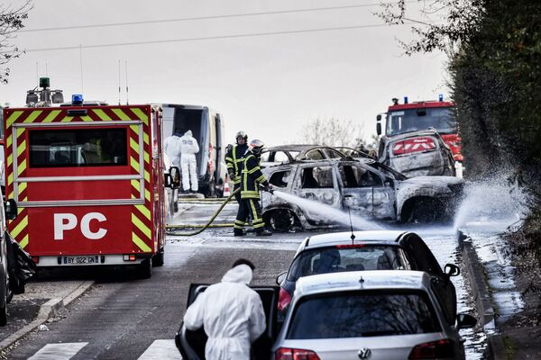 Policiais e bombeiros no local do acidente em Dardilly, França - Sputnik Brasil