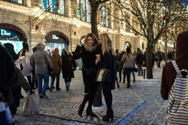 Meninas tiram selfie na Praça Vermelha em Moscou - Sputnik Brasil