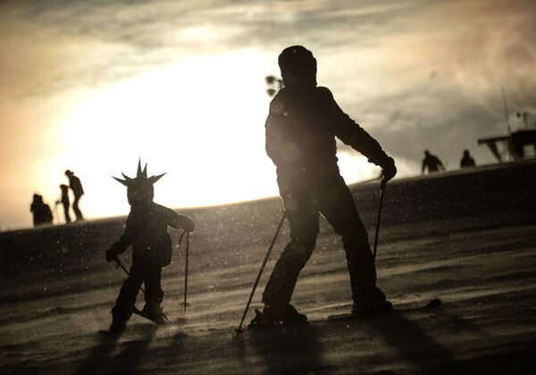 Pessoas esquiam em estação de esqui nos subúrbios de Moscou - Sputnik Brasil