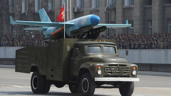 O caminhão Zil-130 que transporta um drone norte-coreano no desfile militar que marca o 100º aniversário do fundador da Coreia do Norte, Kim Il Sung, em Pyongyang. 15 de abril de 2012. - Sputnik Brasil