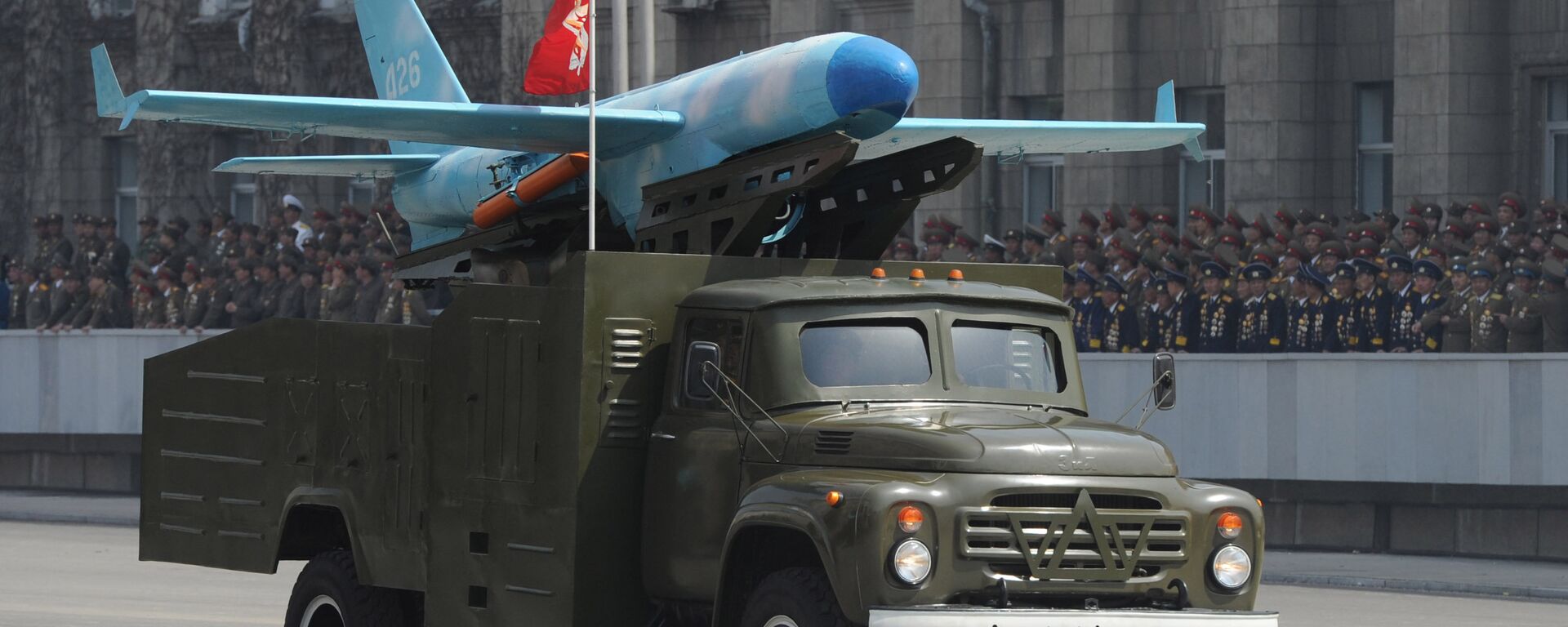 O caminhão Zil-130 que transporta um drone norte-coreano no desfile militar que marca o 100º aniversário do fundador da Coreia do Norte, Kim Il Sung, em Pyongyang. 15 de abril de 2012. - Sputnik Brasil, 1920, 05.01.2023