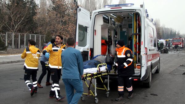Homem ferido é levado para uma ambulância após um ônibus ter sido atingido por uma explosão em atentado suicida em Kayseri, Turquia, 17 de dezembro de 2016. - Sputnik Brasil