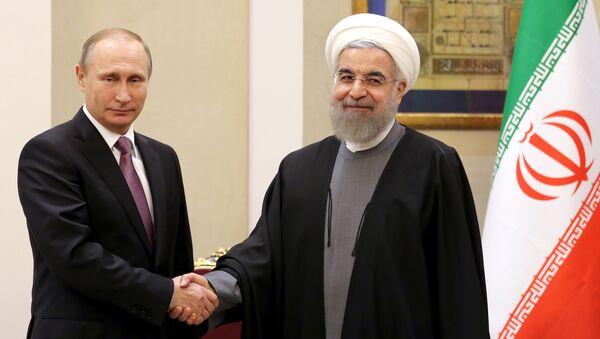Presidente russo Vladimir Putin e o líder iraniano Hassan Rouhani durante reunião - Sputnik Brasil
