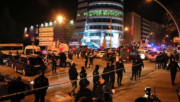 Turkish police secure the area near an art gallery where the Russian Ambassador to Turkey Andrei Karlov was shot in Ankara, Turkey, December 19, 2016 - Sputnik Brasil