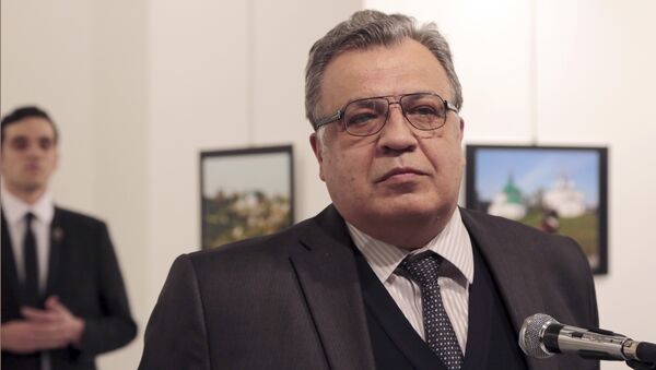 Andrei Karlov, embiaxador da Rússia na Turquia, momentos antes de ser baleado por seu assassino em Ancara - Sputnik Brasil