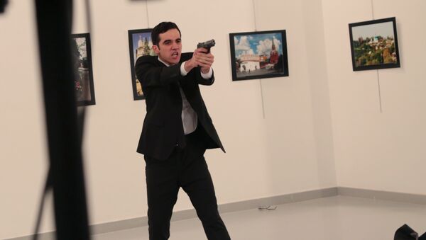 Mevlut Mert Altintas, assassino do embaixador russo na Turquia, Andrei Karlov, na cena do crime: uma galeria de arte em Ancara - Sputnik Brasil