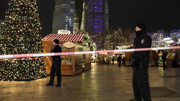 Polícia em feira de Natal atingida por caminhão em Berlim, Alemanha - Sputnik Brasil