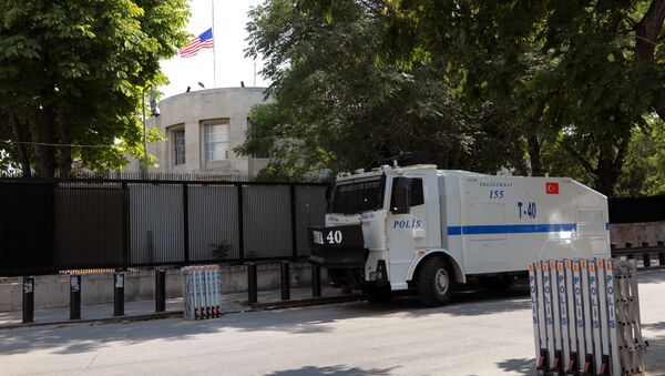 A Turkish riot police van is stationed outside the US Embassy as supporters of President Recep Tayyip Erdogan were expected to come to protest, in Ankara, Turkey, Monday, July 18, 2016 - Sputnik Brasil