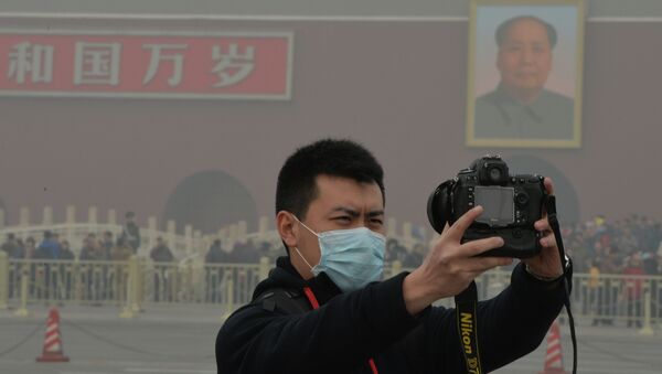 Turista chinês tira uma foto em uma Praça da Paz Celestial completamente tomada por poluição - Sputnik Brasil