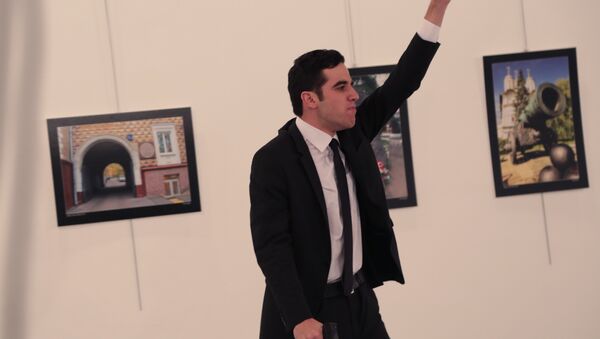 Atirador gesticula após atirar no embaixador russo na Turquia, Andrei Karlov, na galeria de arte em Ancara, 19 de dezembro de 2016 - Sputnik Brasil